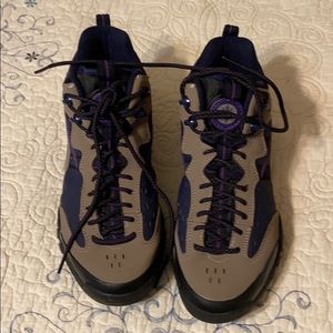 File hiking style sneakers